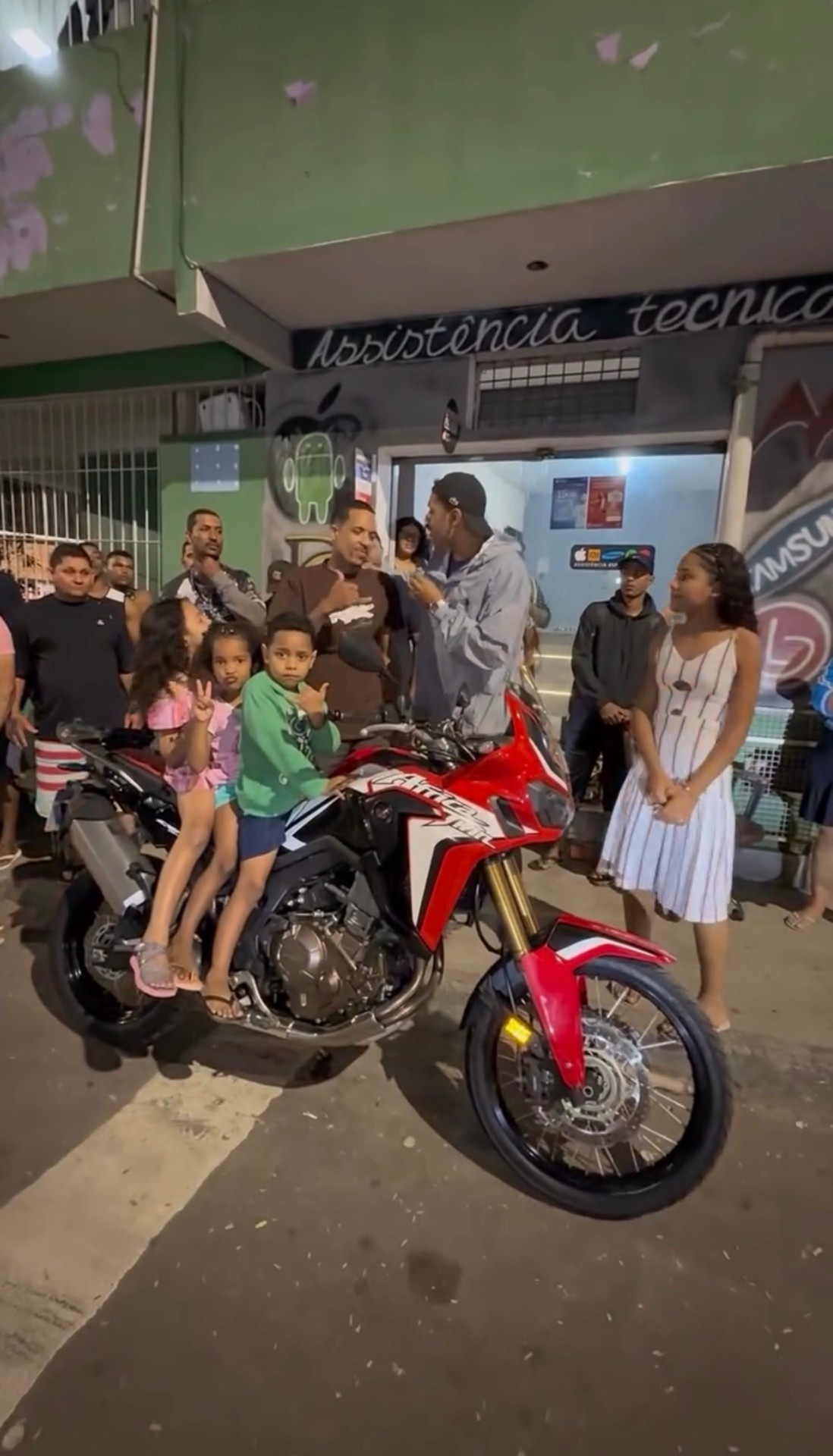 Família com moto sorteada